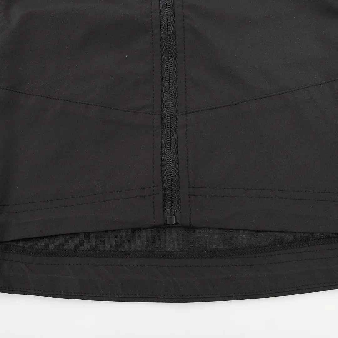 🅿️550 Stone Island/Stone Island outdoor arm logo zipper jacket. In order to restore all the texture of ZP, this year the team spent several months and finally shipped it. All excipients are restored to ZP! Highly permeable laminated fabric Gore-tex imitates water-breathable film, which feels better and more comfortable. The fabric has certain waterproof, windproof and UV-proof effects. It is one of the must-have jacket fabrics in Stone Island. It is light and thin because of the characteristics of the fabric. It is functional and full of outdoor sports. There are two pockets on the chest, and there is the logo embroidery of Stone Island nautical compass badge on the arm. It is a must-have item for outdoor travel! Size：XS-L
